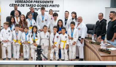 Câmara dos Vereadores congratula equipe Makoto de karatê de Extrema