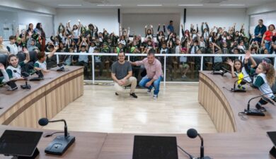 ALUNOS DA ESCOLA MUNICIPAL PROFESSORA NOÊMIA DE MEDIS VISITAM A CÂMARA