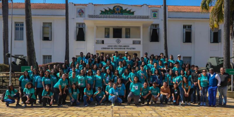 ESTUDANTES DE EXTREMA PARTICIPAM DE ENCONTRO REGIONAL EM TRÊS CORAÇÕES