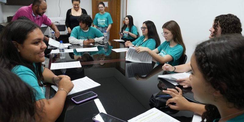 CÂMARA DE EXTREMA RECEBE ESTUDANTES PARA ENCONTRO REGIONAL DO PARLAMENTO JOVEM