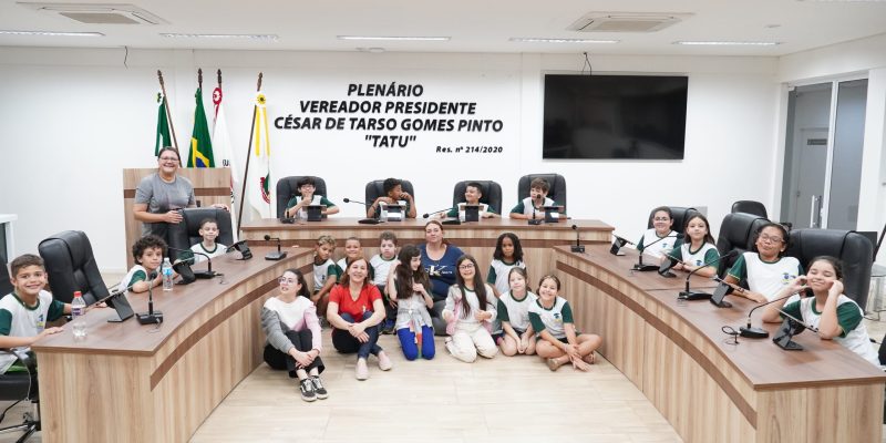 ESCOLA DO LEGISLATIVO RECEBE VISITA DE ALUNOS DA ESCOLA MARISTELA