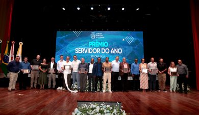 SERVIDORES PÚBLICOS SÃO HOMENAGEADOS PELA CÂMARA DE EXTREMA EM SESSÃO SOLENE