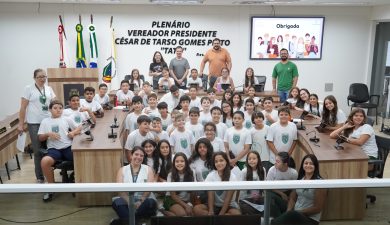 ESTUDANTES APRENDEM SOBRE LEGISLAÇÃO E CIDADANIA NA CÂMARA DE VEREADORES 