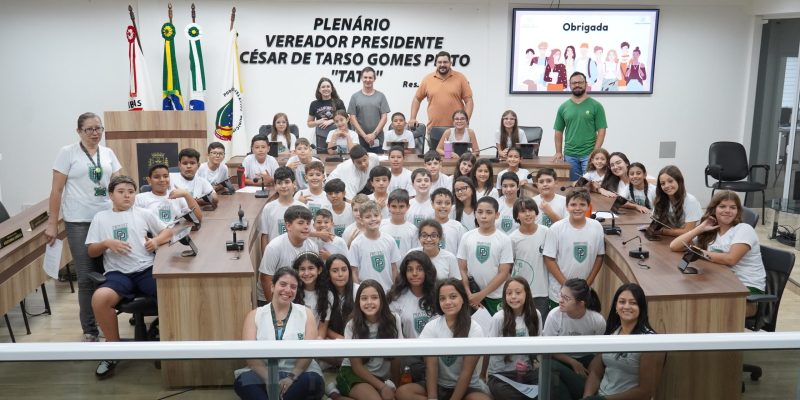 ESTUDANTES APRENDEM SOBRE LEGISLAÇÃO E CIDADANIA NA CÂMARA DE VEREADORES 